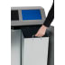 Wertstoff-Sortiersystem mit herausnehmbarem Metallbehälter und farbigen Einwurfklappen in Grau, Schwarz und Blau