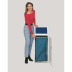 Frau in rotem Oberteil und blauen Jeans neben Wertstoffsammler WSG 69 mit geöffneter Fronttür und blauem Müllbeutel