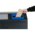 Wertstoff-Sammelstation WS 97 mit Hand wirft Karton in blauen Einwurf