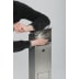 Handdesinfektionsspender HDS 115 aus Edelstahl mit Armhebel, Person bedient den Spender mit dem Ellbogen