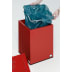 Roter Putzwollkasten PWK 40 S mit selbstlöschender Pendelklappe und blauer Mülltüte, Hände legen Mülltüte ein