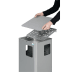 Abfalleimer Ascher E14 mit Dach aus Metall in Grau mit geöffnetem Deckel und Hand