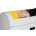 Wertstoffsammelstation WSS 50 R mit gelbem Einwurf für Recyclingmaterial und Hand wirft Plastikfolie ein