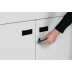 Hand öffnet Wertstoffsammelstation WSS 50 R mit blauem Schlüssel