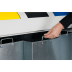 Hand öffnet Metallbehälter der Wertstoffsammelstation WSS 50 R mit farblich markierten Fächern