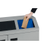 Wertstoffsammelstation WSS 50 E mit Hand wirft Karton in blauen Behälter