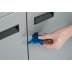 Hand öffnet graue Wertstoffsammelstation WSS 50 E mit blauem Schlüssel
