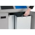Wertstoffsammelstation WSS 50 E mit herausnehmbarem Metallbehälter und Hand einer Person
