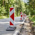 TL-Wendeleitbake Bake FUTURE REFLEX BASt geprüft auf einer Straße mit Baustelle und Wald im Hintergrund