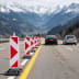 TL Leitbake NOXPLUS Verkehrsleitelemente mit roten und weißen diagonalen Streifen auf einer Bergstraße mit zwei Autos