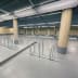 Fahrradständer Kappa® aus Metall in einer großen, modernen Fahrradabstellhalle mit mehreren Ständern und Betonpfeilern