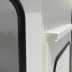 Nahaufnahme eines weißen mobilen Raumsystems mit schwarzem Fensterrahmen zur Außenaufstellung