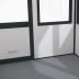 Mobiles Raumsystem SmartUnit mit Tür und Fenster in tiefer Ausführung, grauer Bodenbelag