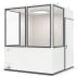 Mobiles Raumsystem MultiRoom Indoor Basic 5 mit weißen Wänden und großen Fenstern, moderner Beleuchtung und Tür