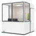 Mobiles Raumsystem MultiRoom Indoor Basic 5 mit großen Fenstern, Innenraum mit Monitoren und Warnweste