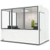Mobiles Raumsystem MultiRoom Indoor Basic 7 mit großen Glasfenstern und weißer Tür, Innenraum mit Monitoren und Warnweste