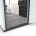 Mobiles Raumsystem MultiRoom Indoor Basic 10 mit offenem Türrahmen und grauem Bodenbelag, Blick in einen Bürobereich mit Schreibtischstuhl und Schubladenschrank
