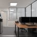 Mobiles Raumsystem MultiRoom Indoor Basic 15 modernes Büro mit Glaswänden, Schreibtisch und Computermonitoren