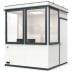 Mobiles Raumsystem MultiRoom Outdoor Basic 5 mit großen Fenstern und Tür, weiß und grau, Innenraum mit Monitoren und Projektzeitplan