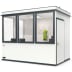 Mobiles Raumsystem MultiRoom Outdoor Basic 7 mit großen Fenstern und weißer Tür, Innenraum mit gelber Warnweste und Projektplan