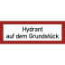 Brandschutzschild mit der Aufschrift Hydrant auf dem Grundstück in rotem Rahmen