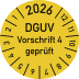 Gelbe Prüfplakette mit Aufschrift DGUV Vorschrift 4 geprüft und Jahresangabe 2026