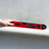 NESTLE DIGIT 35 pro digitaler Winkel- und Neigungsmesser mit Wasserwaage in roter Farbe, gehalten von Hand an einer weißen Wand