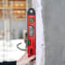 NESTLE DIGIT 35 pro digitaler Winkel- und Neigungsmesser mit Wasserwaage in roter Farbe, gehalten an einer Wand