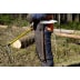 NESTLE Messkluppe Waldfix mit gelbem Griff und Messskala, gehalten von einer Person im Wald