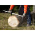 Person misst Durchmesser eines Baumstamms mit NESTLE Messkluppe Waldfreund im Wald