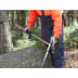 Person misst Baumstamm mit NESTLE Messkluppe Waldmeister im Wald