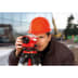 Bauarbeiter mit oranger Schutzhelm benutzt NESTLE Nivellierset NLS 32 auf Baustelle