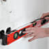 NESTLE Profi-Handwerkerwasserwaage Zeus rote Wasserwaage mit Hand an weißer Wand
