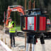 NESTLE PULSAR H Rotationslaser auf Baustelle mit Bauarbeiter und Bagger im Hintergrund