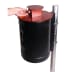 Batteriesammler Amperinchen 10 Liter Fassungsvermögen mit Hand wirft Batterie ein