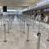 Gurtabsperrpfosten Beltrac Classic Twist mit drehbarem Kopf aus Edelstahl in einem Flughafen-Warteschlangenbereich