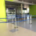 Gurtabsperrpfosten Beltrac Classic Double mit blauen Absperrbändern im Flughafen Montpellier Mediterranee