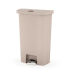 Beiger Tret-Mülleimer Slim Jim Step-On Container mit Frontpedal von Rubbermaid, 68 bis 90 Liter Fassungsvermögen