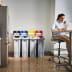 Recycling-Station Slim Jim Starter Set von Rubbermaid mit 4 farblich gekennzeichneten Behältern für Mülltrennung in Büro mit 87 Liter Inhalt