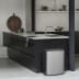 Soft-Touch Mülleimer Bo Touch Bin von Brabantia in Edelstahl mit schwarzem Deckel, 60 Liter Fassungsvermögen, in moderner Küche neben schwarzer Kücheninsel