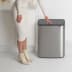 Soft-Touch Mülleimer Bo Touch Bin von Brabantia mit 60 Liter Fassungsvermögen aus Edelstahl mit schwarzem Deckel in moderner Küche