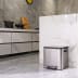 Tret-Mülleimer EcoCasa EKO aus Edelstahl mit 30 Liter Fassungsvermögen in moderner Küche mit Marmoroptik