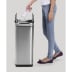 Sensor-Abfalleimer Phantom EKO aus Edelstahl mit automatischem Deckel, Person wirft Plastikflasche ein
