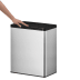 Abfalleimer Essential Touch Recycler EKO mit 2x 20 Liter Fassungsvermögen, Edelstahl mit schwarzem Deckel und Hand berührt Deckel