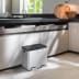 Tret-Mülleimer Essential 1 Recycler EKO mit 2x 22 Liter Inhalt in moderner Küche aus Edelstahl und schwarzem Deckel