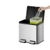 Tret-Mülleimer Essential Splittet Recycler EKO mit 2x 10 Liter Inhalt aus Edelstahl mit zwei Fächern und Pedalen, Hand wirft Plastikflasche in einen der Behälter