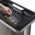 Sensor-Abfalleimer Mirage EKO mit offenem Batteriefach und eingelegten Batterien, Edelstahl und schwarzer Kunststoffdeckel