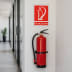 Feuerlöscher mit Schriftzug nach ASR A 1.3 (2007) und BGV A8 F 05 an weißer Wand in Büroflur