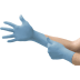 Person zieht blaue Einweghandschuhe von Ansell Microflex 92-134 an