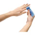 Hände mit blauem Schaumstoffpflaster, das an einem Finger angebracht wird